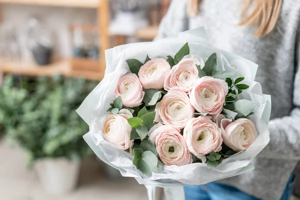 Belo buquê de corte fresco de flores mistas na mão da mulher. o trabalho da florista em uma loja de flores — Fotografia de Stock