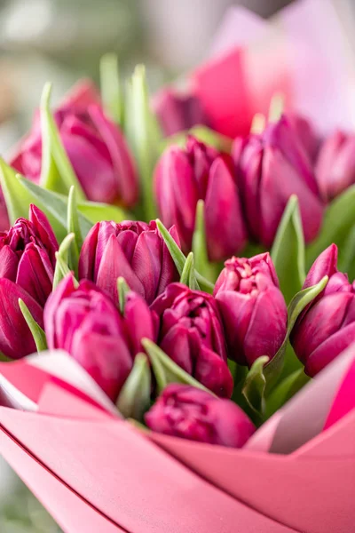 Sträuße von violetten Tulpen. Frühlingsblumen vom holländischen Gärtner. Konzept eines Floristen in einem Blumenladen. Tapete. — Stockfoto