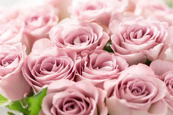 玻璃花瓶里的粉红色玫瑰。束柔和的颜色。花店里花店的概念。壁纸. — 图库照片
