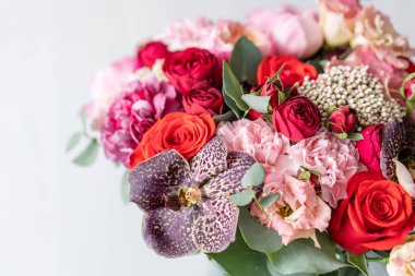 güzel taze ahşap masa üzerinde vazoda karışık çiçekler Buket kesti. . Çiçekçi Çiçek dükkanında çalışır. Hassas Pastel tonları renk