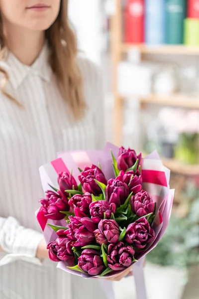 Ramos de tulipanes violetas. Flores de primavera del jardinero holandés. Concepto de florista en una florería. Fondos de pantalla . — Foto de Stock