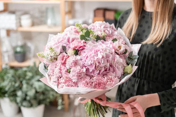 güzel taze karışık çiçekli buket kadın elinde kesilmiş. Çiçekçi Çiçek dükkanında çalışır. Hassas Pastel tonları renk