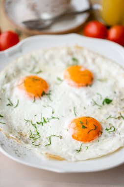 Sahanda yumurta. Sahanda yumurta bakış beyaz tabakta kapatın. Işık sabah kahvaltı, taze sıcak hamur işleri ve aromatik cappuccino kahve