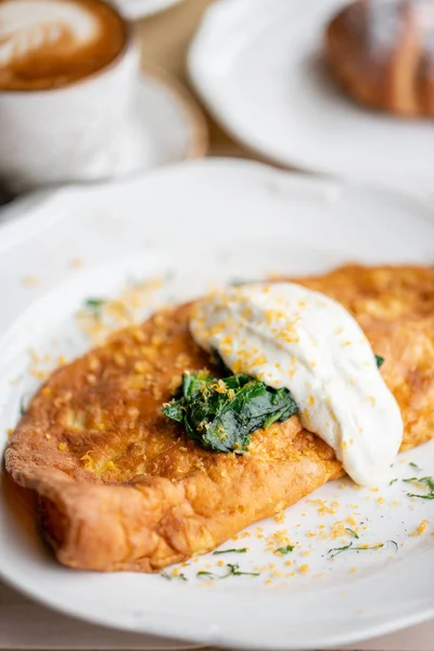 Petit déjeuner. Frittata - omelette italienne. Omelette aux tomates, avocat, épinards et fromage à pâte molle. Croissants, café et autres plats sur la table du restaurant — Photo