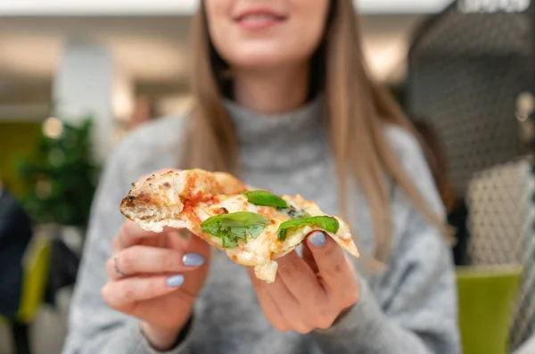 Porträt einer jungen Frau beim Pizza essen. neapolitanische Pizza aus dem Holzofen. Mittagessen in einer italienischen Trattoria. Tisch neben einem großen Fenster. Margarita und vier Käse — Stockfoto