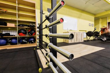 Rusya, Nizhny Novgorod - 30 Ocak 2017: İç spor fitness egzersiz için. Çapraz uygun eğitim. Barbell kettlebells bar ve halter dişli