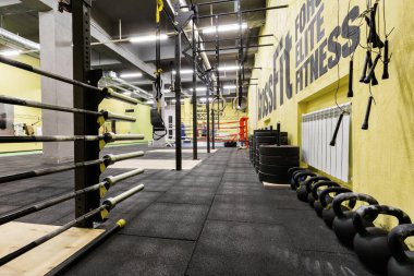 Rusya, Nizhny Novgorod - 30 Ocak 2017: İç spor fitness egzersiz için. Çapraz uygun eğitim. Barbell kettlebells bar ve halter dişli