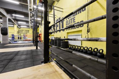 Rusya, Nizhny Novgorod - 30 Ocak 2017: İç spor fitness egzersiz için. Çapraz uygun eğitim. Barbell kettlebells bar ve halter dişli