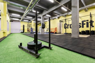 Rusya, Nizhny Novgorod - 30 Ocak 2017: İç spor fitness egzersiz için. Çapraz uygun eğitim. Barbell kettlebells bar ve halter dişli