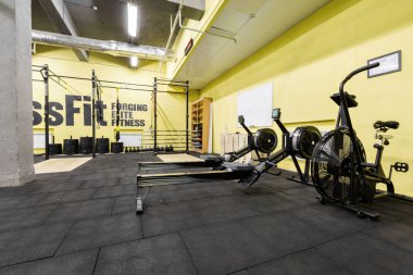 Rusya, Nizhny Novgorod - 30 Ocak 2017: İç spor fitness egzersiz için. Çapraz uygun eğitim. Barbell kettlebells bar ve halter dişli