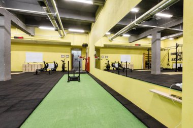 Rusya, Nizhny Novgorod - 30 Ocak 2017: İç spor fitness egzersiz için. Çapraz uygun eğitim. Barbell kettlebells bar ve halter dişli