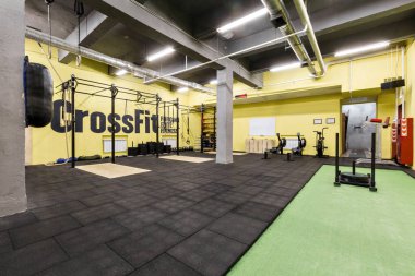 Rusya, Nizhny Novgorod - 30 Ocak 2017: İç spor fitness egzersiz için. Çapraz uygun eğitim. Barbell kettlebells bar ve halter dişli