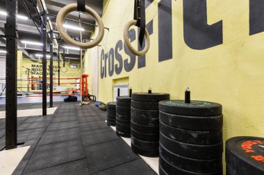 Rusya, Nizhny Novgorod - 30 Ocak 2017: İç spor fitness egzersiz için. Çapraz uygun eğitim. Barbell kettlebells bar ve halter dişli