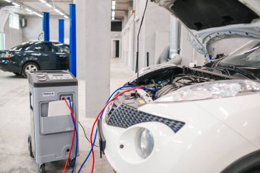 Rusya, Nizhny Novgorod - 17 Ağustos 2015: Araba benzin istasyonu. Bir araç onarım istasyonu iç. Hidrolik güç Asansör