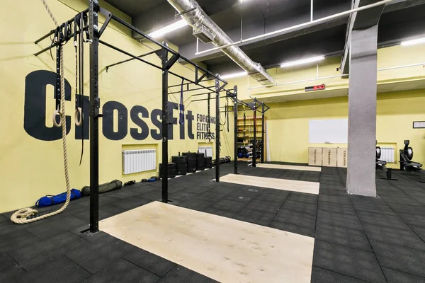 Rússia, Nizhny Novgorod - 30 de janeiro de 2017: Interior do ginásio para treino de fitness. Treino cruzado. Barbell kettlebells bares e equipamentos de levantamento de peso — Fotografia de Stock