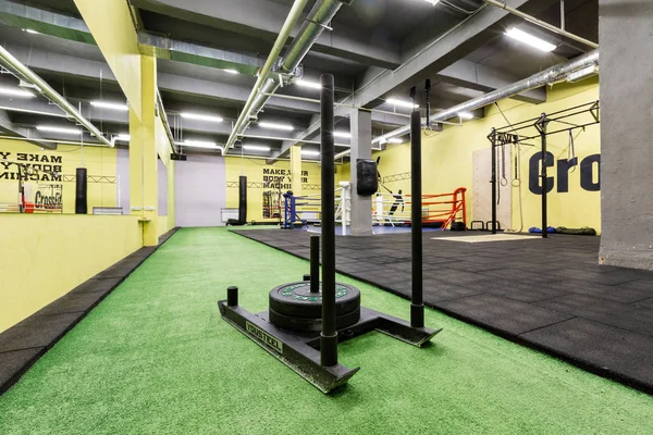 Rosja, Niżny Nowogród - 30 stycznia 2017 roku: Wnętrze sali gimnastycznej dla treningu fitness. Przekrojowy fit. Sztanga kettlebells bary i biegu podnoszenie ciężarów — Zdjęcie stockowe