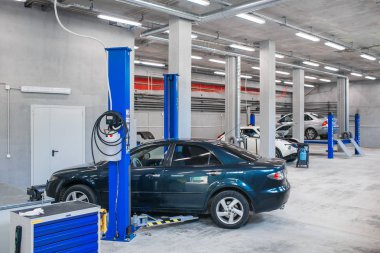 Rusya, Nizhny Novgorod - 17 Ağustos 2015: Araba benzin istasyonu. Bir araç onarım istasyonu iç. Hidrolik güç Asansör