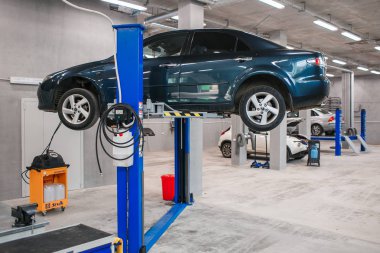 Rusya, Nizhny Novgorod - 17 Ağustos 2015: Araba benzin istasyonu. Bir araç onarım istasyonu iç. Hidrolik güç Asansör