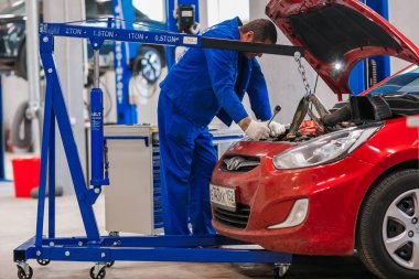 Rusya, Nizhny Novgorod - 17 Ağustos 2015: Araba benzin istasyonu. Bir araç onarım istasyonu iç. Hidrolik güç Asansör