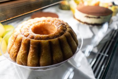 Romlu kek. Bir İtalyan Kafe veya trattoria vitrin tatlılar. Kek ekranda çeşitli.