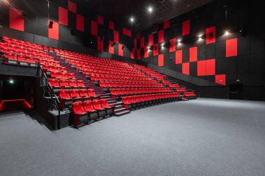Rusya, Nizhny Novgorod - 14 Kasım 2016: Sinema Imperia Grez Nebo, Dolby atmosferini boş kırmızı sinema salonu sandalye, yumuşak ve rahat sandalyeler. Ekranda beyaz boşluk ile perspektif oditoryum görüntülemek
