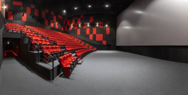 Rusya, Nizhny Novgorod - 14 Kasım 2016: Sinema Imperia Grez Nebo, Dolby atmosferini panorama boş kırmızı sinema salonu koltuk, rahat ve yumuşak sandalyeler.