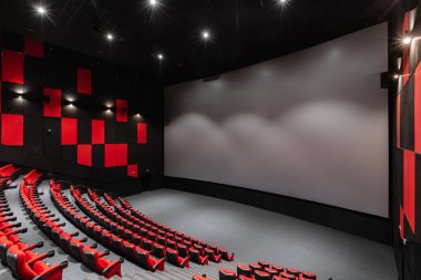 Rusya, Nizhny Novgorod - 14 Kasım 2016: Sinema Imperia Grez Nebo, Dolby atmosferini boş kırmızı sinema salonu sandalye, yumuşak ve rahat sandalyeler. Ekranda beyaz boşluk ile perspektif oditoryum görüntülemek