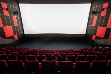 Rusya, Nizhny Novgorod - 14 Kasım 2016: Sinema Imperia Grez Nebo, Dolby atmosferini boş kırmızı sinema salonu sandalye, yumuşak ve rahat sandalyeler. Ekranda beyaz boşluk ile perspektif oditoryum görüntülemek