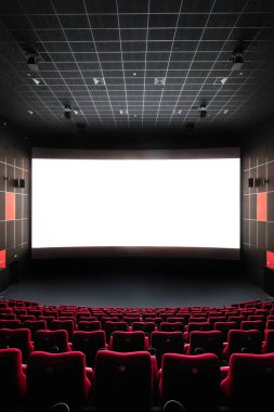 Rusya, Nizhny Novgorod - 14 Kasım 2016: Sinema Imperia Grez Nebo, Dolby atmosferini boş kırmızı sinema salonu sandalye, yumuşak ve rahat sandalyeler. Ekranda beyaz boşluk ile perspektif oditoryum görüntülemek