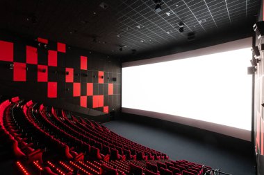 Rusya, Nizhny Novgorod - 14 Kasım 2016: Sinema Imperia Grez Nebo, Dolby atmosferini boş kırmızı sinema salonu sandalye, yumuşak ve rahat sandalyeler. Ekranda beyaz boşluk ile perspektif oditoryum görüntülemek