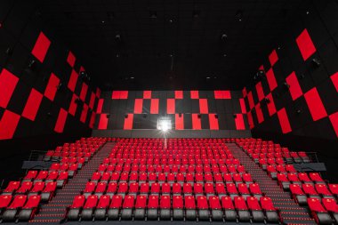 Rusya, Nizhny Novgorod - 14 Kasım 2016: Sinema Imperia Grez Nebo, Dolby atmosferini boş kırmızı sinema salonu sandalye, yumuşak ve rahat sandalyeler. Perspektif oditoryum görünümü