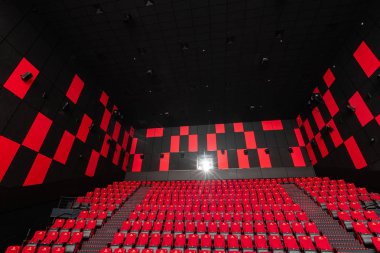Rusya, Nizhny Novgorod - 14 Kasım 2016: Sinema Imperia Grez Nebo, Dolby atmosferini boş kırmızı sinema salonu sandalye, yumuşak ve rahat sandalyeler. Perspektif oditoryum görünümü