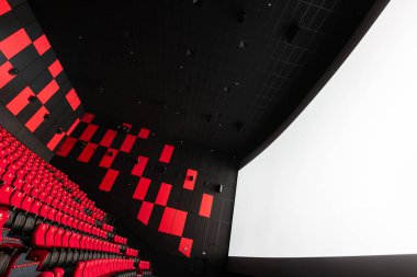 Rusya, Nizhny Novgorod - 14 Kasım 2016: Sinema Imperia Grez Nebo, Dolby atmosferini boş kırmızı sinema salonu sandalye, yumuşak ve rahat sandalyeler. Ekranda beyaz boşluk ile perspektif oditoryum görüntülemek