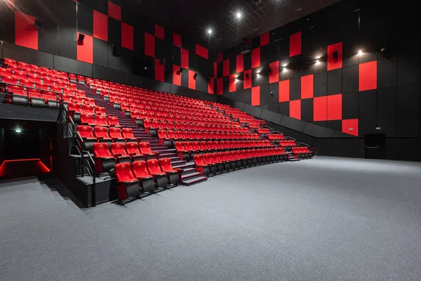 Rússia, Nizhny Novgorod - 14 de novembro de 2016: Cinema Imperia Grez Nebo, Dolby Atmos. Assentos do salão de cinema vermelho vazio, cadeiras confortáveis e macias. Perspectiva de exibição de auditório com espaço em branco na tela — Fotografia de Stock