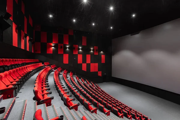 Rússia, Nizhny Novgorod - 14 de novembro de 2016: Cinema Imperia Grez Nebo, Dolby Atmos. Assentos do salão de cinema vermelho vazio, cadeiras confortáveis e macias. Perspectiva de exibição de auditório com espaço em branco na tela — Fotografia de Stock