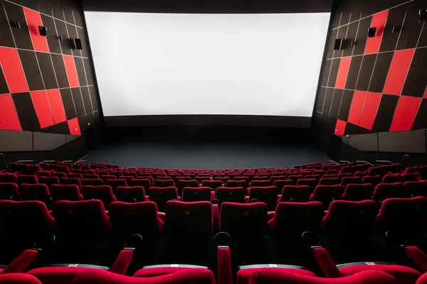 Rusia, Nizhny Novgorod - 14 de noviembre de 2016: Cinema Imperia Grez Nebo, Dolby Atmos. Asientos de sala de cine rojo vacíos, sillas cómodas y suaves. Vista panorámica del auditorio con espacio en blanco en la pantalla — Foto de Stock