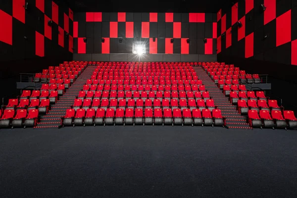 Rusia, Nizhny Novgorod - 14 de noviembre de 2016: Cinema Imperia Grez Nebo, Dolby Atmos. Asientos de sala de cine rojo vacíos, sillas cómodas y suaves. Vista panorámica del auditorio — Foto de Stock