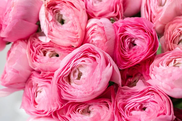 Perzisch buttercup. Bos roze ranunculus bloemen in glasvaas. Bloemen behang. Textuur van bloem — Stockfoto
