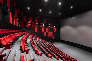 Rusya, Nizhny Novgorod - 14 Kasım 2016: Sinema Imperia Grez Nebo, Dolby atmosferini boş kırmızı sinema salonu sandalye, yumuşak ve rahat sandalyeler. Ekranda beyaz boşluk ile perspektif oditoryum görüntülemek