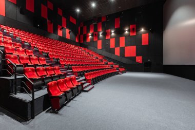 Rusya, Nizhny Novgorod - 14 Kasım 2016: Sinema Imperia Grez Nebo, Dolby atmosferini boş kırmızı sinema salonu sandalye, yumuşak ve rahat sandalyeler. Ekranda beyaz boşluk ile perspektif oditoryum görüntülemek