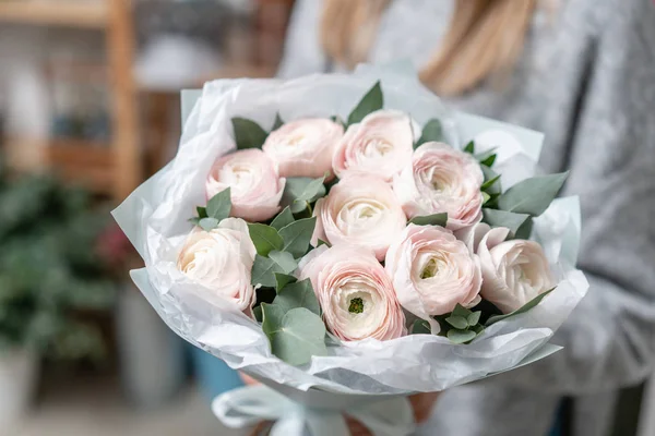 Beau bouquet frais coupé de fleurs mélangées à la main de la femme. le travail du fleuriste dans un magasin de fleurs — Photo