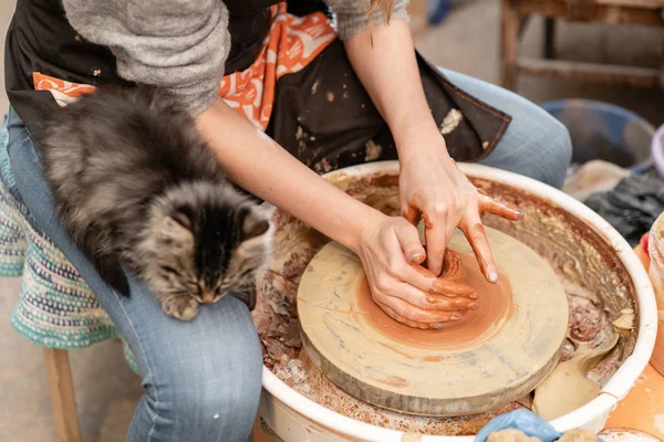 快乐的妇女在陶子轮在陶器车间工作 家庭商店从粘土视图顶部雕刻锅 — 图库照片