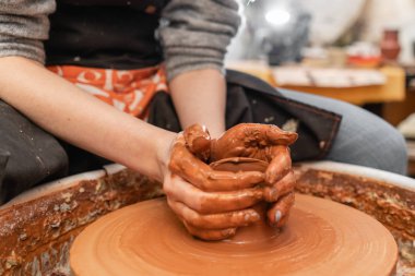 Usta eller seramik kase. Potter tekerlek üzerinde çalışan kadın. Aile iş salonu kil görünümü üst pot sculpts.