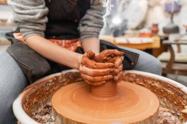 Usta eller seramik kase. Potter tekerlek üzerinde çalışan kadın. Aile iş salonu kil görünümü üst pot sculpts.
