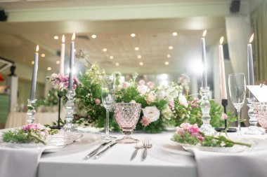 Çiçek dekorasyon düğün töreni romantik yemek için. Düğün Ziyafet, Festival dekor. Buket bahar ve yaz çiçek üzerinden. Tablo düzeni. Restoran iç. Servis ve ikram konsepti.