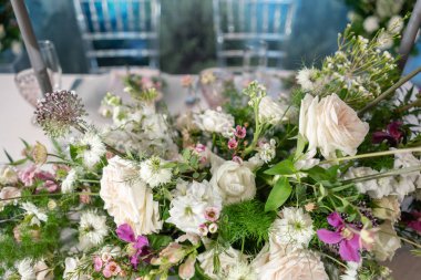 Çiçek dekorasyon düğün töreni romantik yemek için. Düğün Ziyafet, Festival dekor. Buket bahar ve yaz çiçek üzerinden. Tablo düzeni. Restoran iç. Servis ve ikram konsepti.