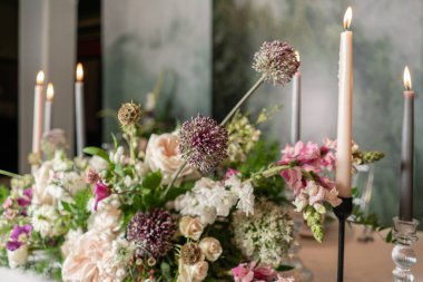 Çiçek dekorasyon düğün töreni romantik yemek için. Düğün Ziyafet, Festival dekor. Buket bahar ve yaz çiçek üzerinden. Tablo düzeni. Restoran iç. Servis ve ikram konsepti.