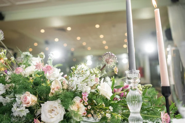 Floral decoration for wedding ceremony romance dining. Wedding banquet , festive decor. Bouquet from spring and summer flowers. Table layout. Restaurant interior. Concept of service and catering. — 图库照片