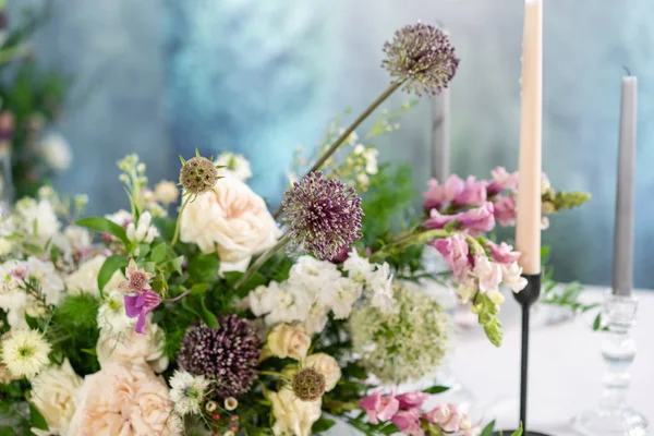 Floral decoration for wedding ceremony romance dining. Wedding banquet , festive decor. Bouquet from spring and summer flowers. Table layout. Restaurant interior. Concept of service and catering. — 图库照片