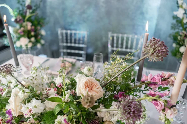 Floral decoration for wedding ceremony romance dining. Wedding banquet , festive decor. Bouquet from spring and summer flowers. Table layout. Restaurant interior. Concept of service and catering. — 图库照片